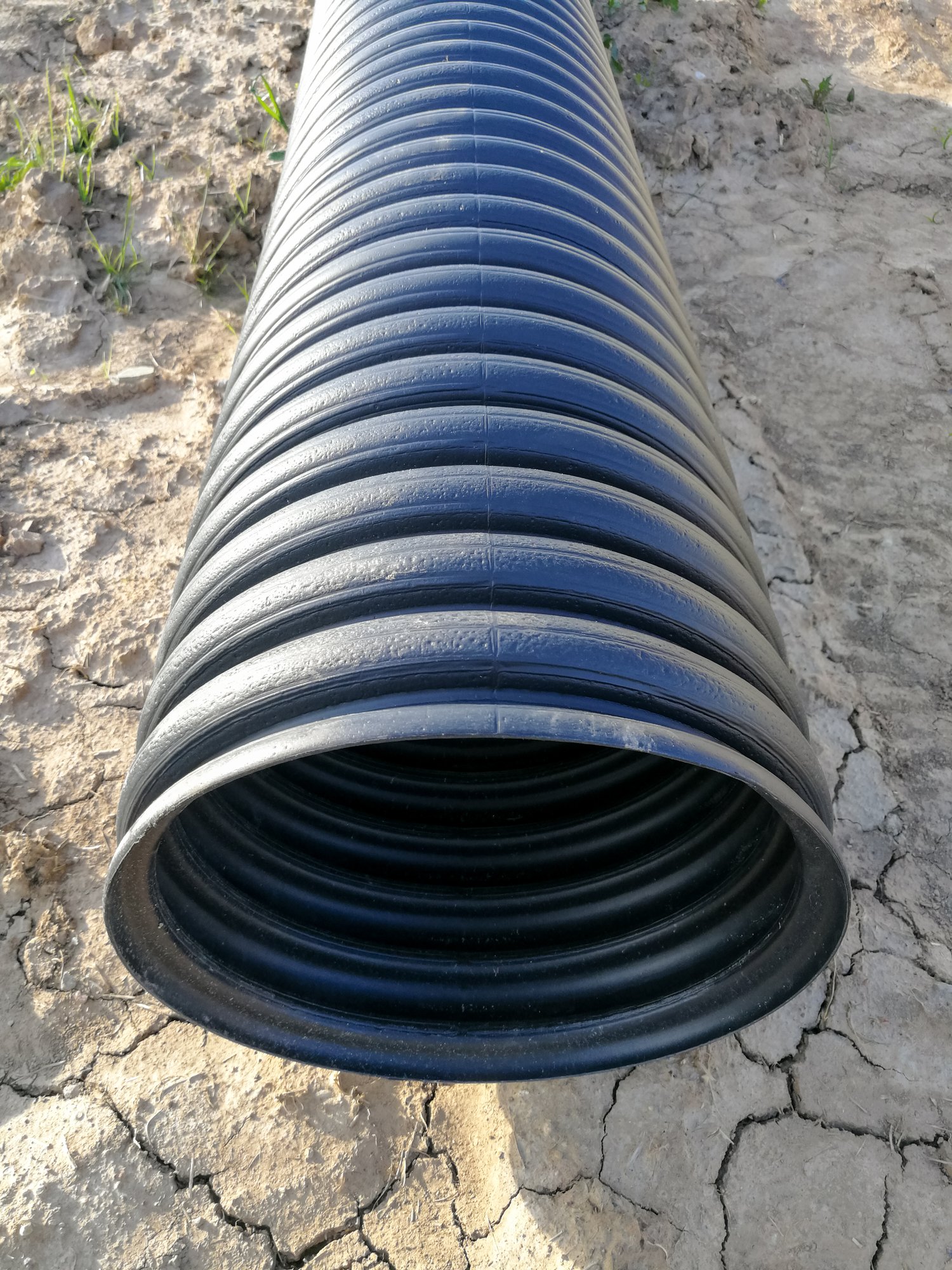 Single black corrugated pipe